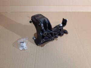 Volkswagen T4 2.4D Łapa silnika pod napinacz paska 6PK